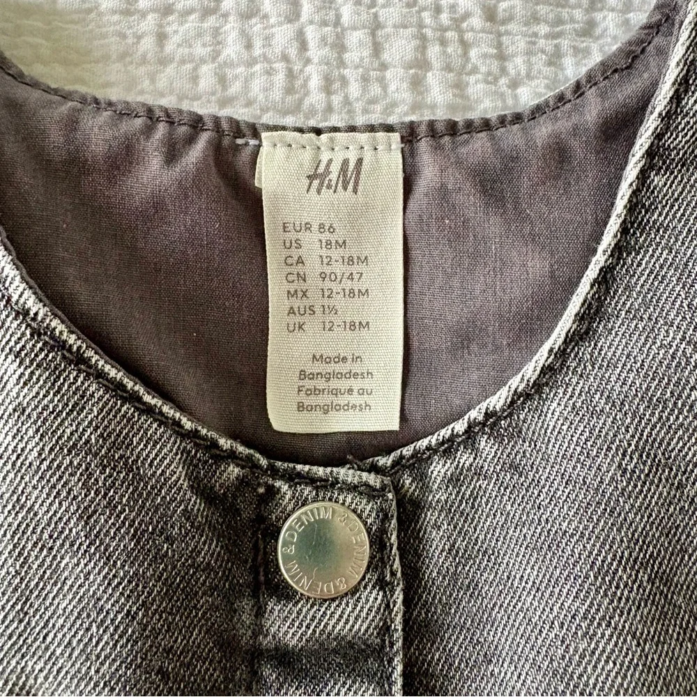 H&M Dark Gray Denim Snap-Front Jumper Dress - Girls Size 18M - Picture 3 of 5